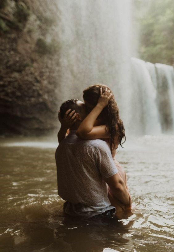 35 Romantic Fall Engagement Photos For Fall Lovers