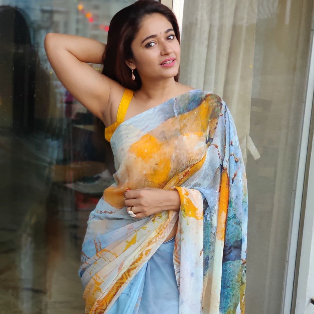 Teej-actress-poonam-bajwa-s-beach-photos-goes-viral-163179680920.jpg