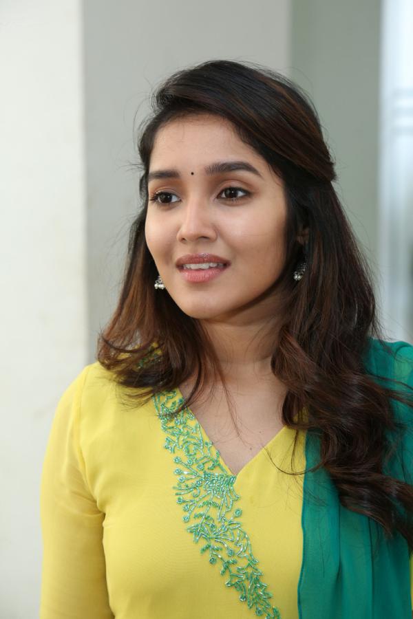 anika surendran stills 1